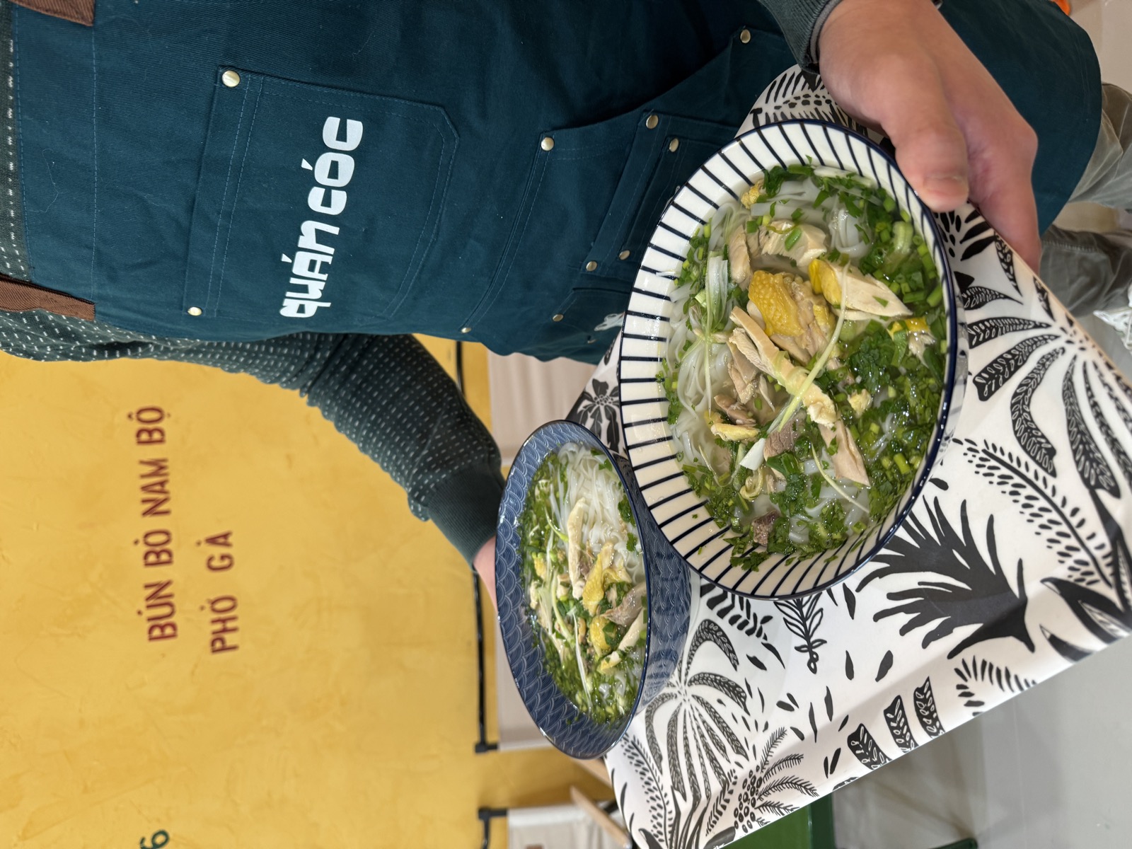 Deux bols de phở au poulet servis par l’équipe de Quán Cóc