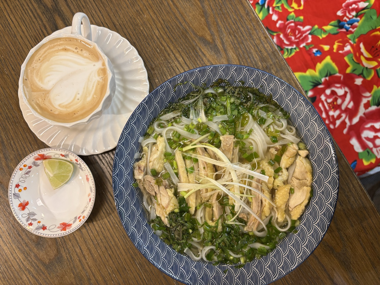 Un phở au poulet accompagné d’un café chaud