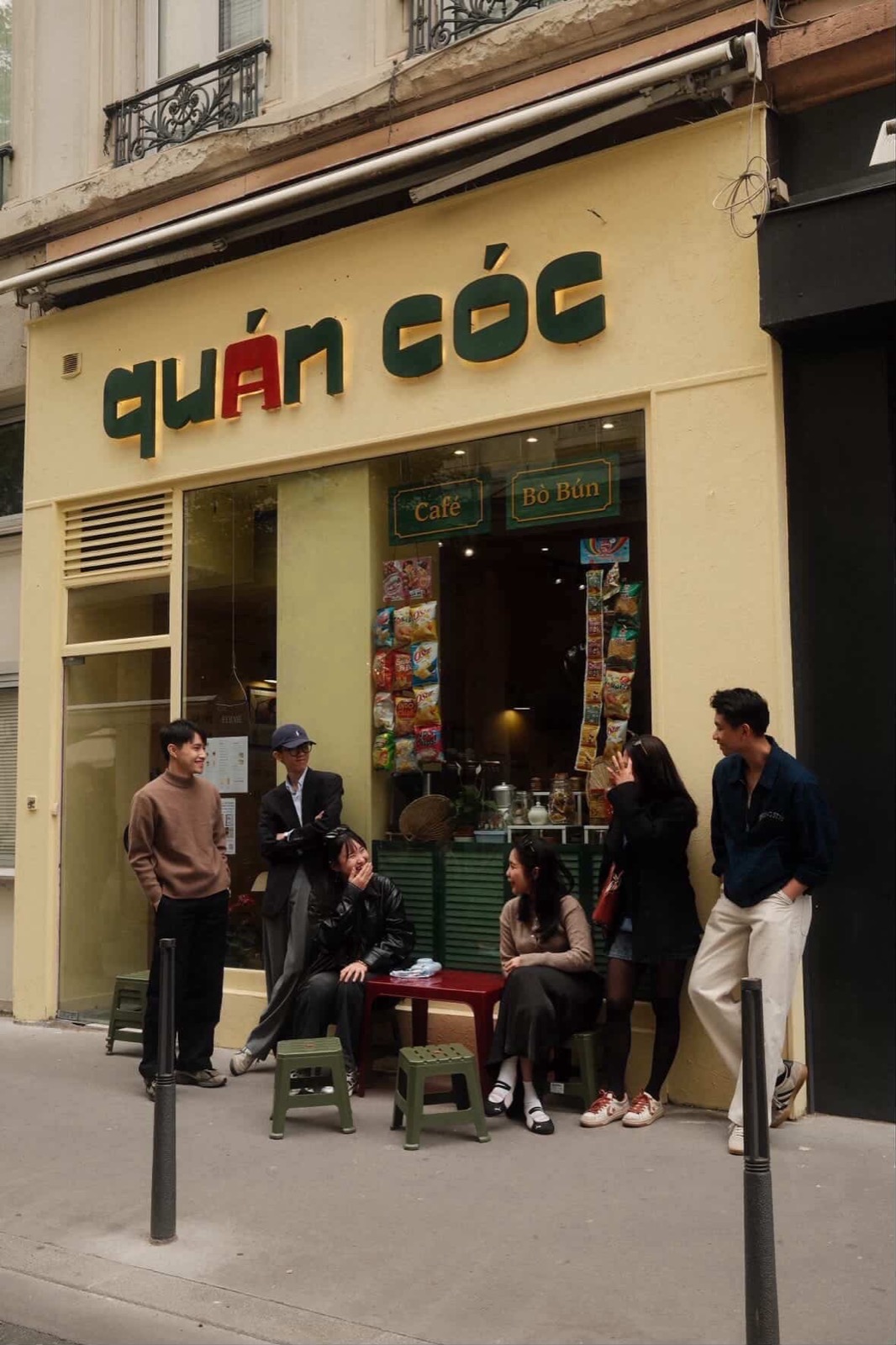 Un groupe partage un moment devant Quán Cóc