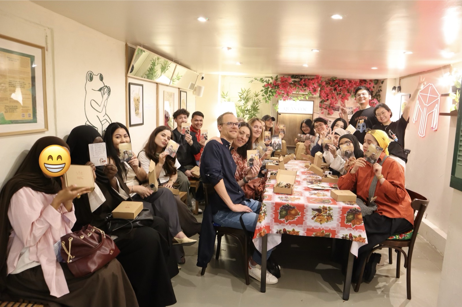 Une rencontre conviviale réunissant de nombreux invités chez Quán Cóc