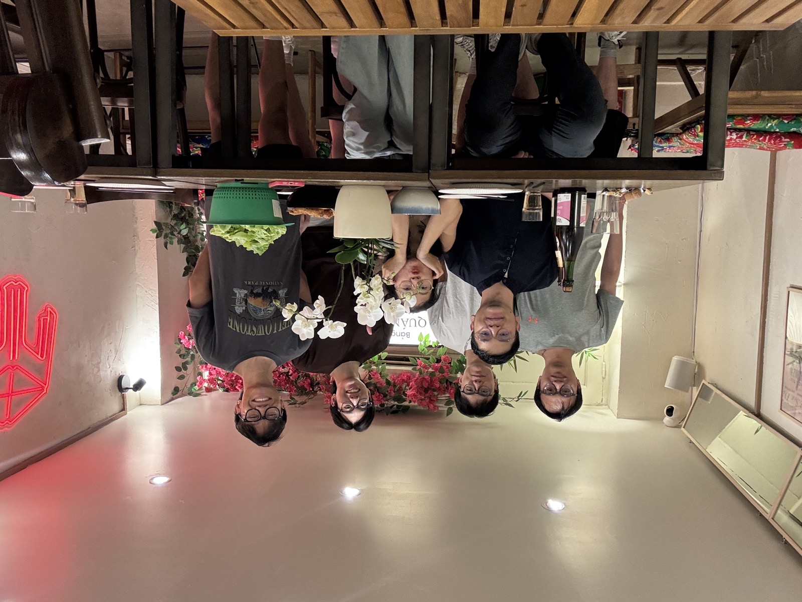 Un groupe réuni autour d’une table chez Quán Cóc